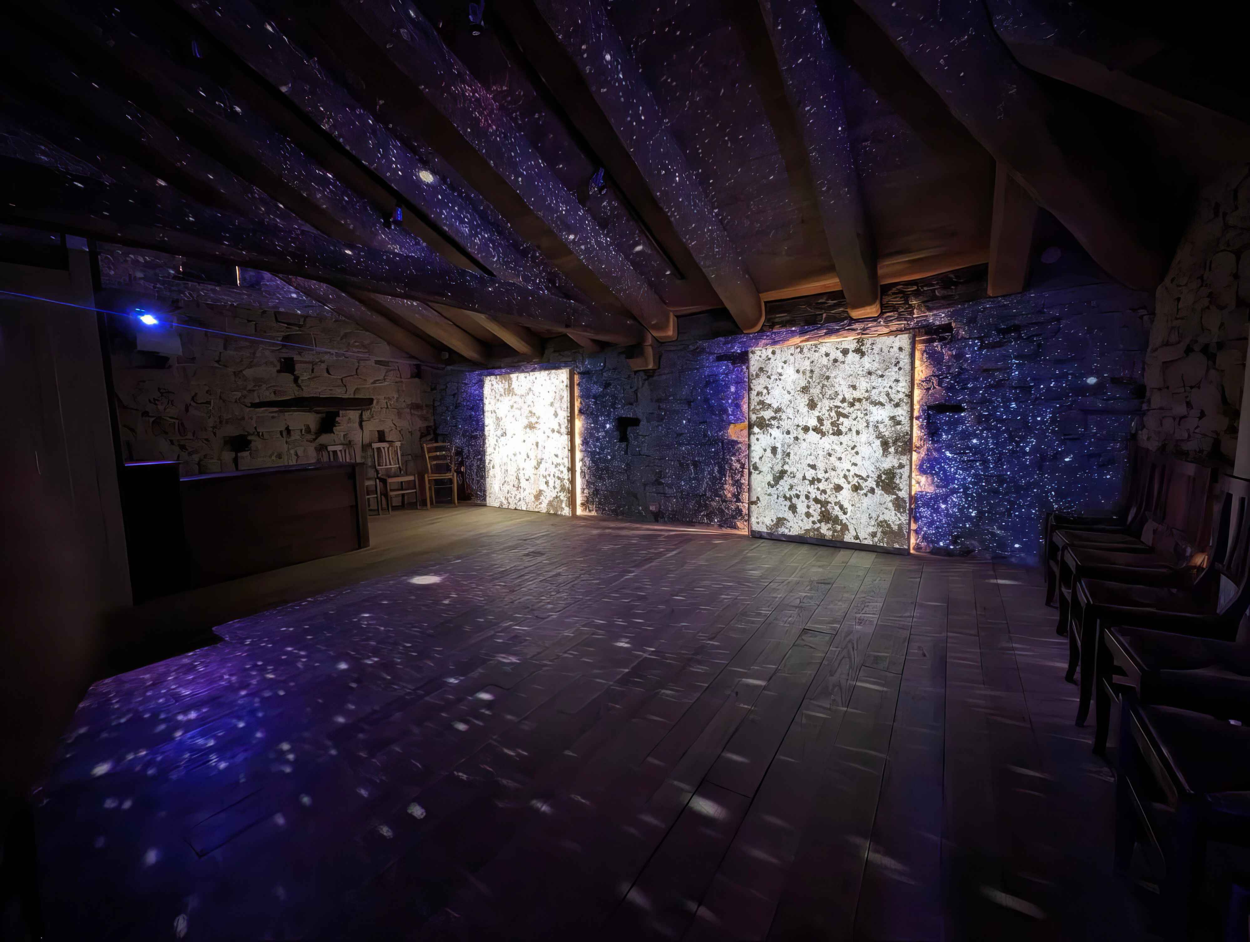 Proiezioni immersive in una stanza museale